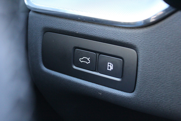 Volvo XC60 2.0 T8 Plug-in hybrid AWD Ultra Black Edition | Head-up | B&W | Luchtvering | 360 Camera | Panoramadak