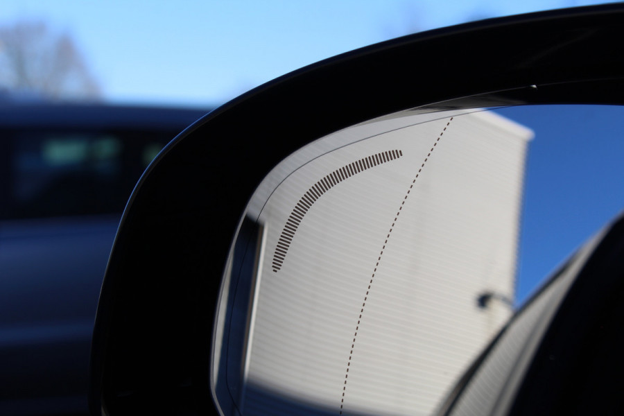 Volvo XC60 2.0 T8 Plug-in hybrid AWD Ultra Black Edition | Head-up | B&W | Luchtvering | 360 Camera | Panoramadak