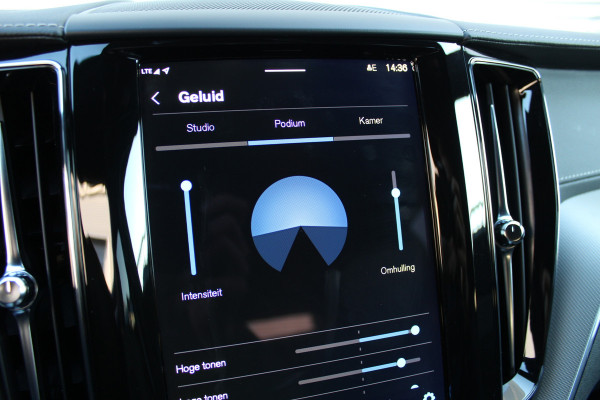 Volvo XC60 2.0 T8 Plug-in hybrid AWD Ultra Black Edition | Head-up | B&W | Luchtvering | 360 Camera | Panoramadak