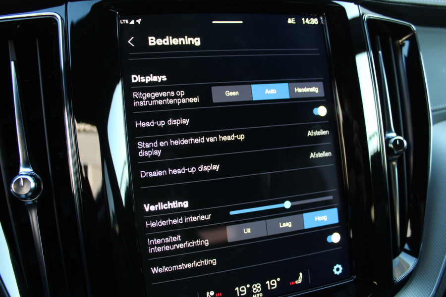 Volvo XC60 2.0 T8 Plug-in hybrid AWD Ultra Black Edition | Head-up | B&W | Luchtvering | 360 Camera | Panoramadak