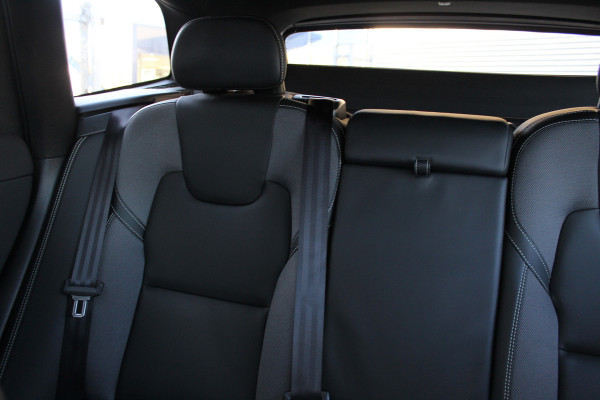 Volvo XC60 2.0 T8 Plug-in hybrid AWD Ultra Black Edition | Head-up | B&W | Luchtvering | 360 Camera | Panoramadak