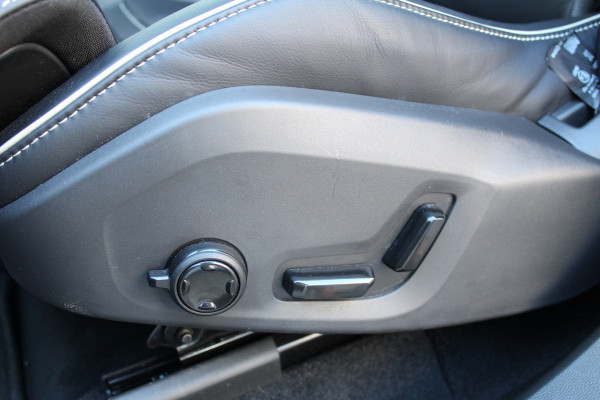 Volvo XC60 2.0 T8 Plug-in hybrid AWD Ultra Black Edition | Head-up | B&W | Luchtvering | 360 Camera | Panoramadak