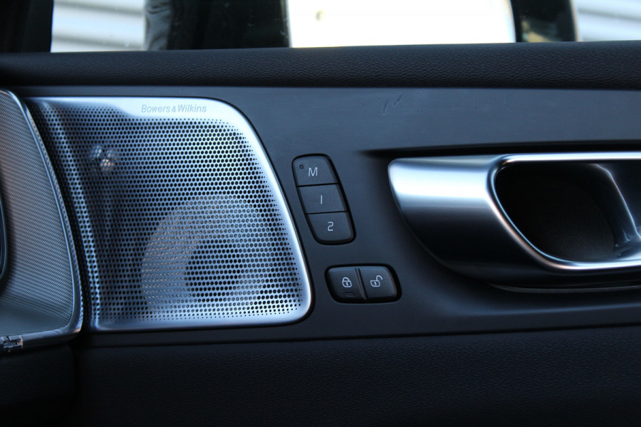 Volvo XC60 2.0 T8 Plug-in hybrid AWD Ultra Black Edition | Head-up | B&W | Luchtvering | 360 Camera | Panoramadak