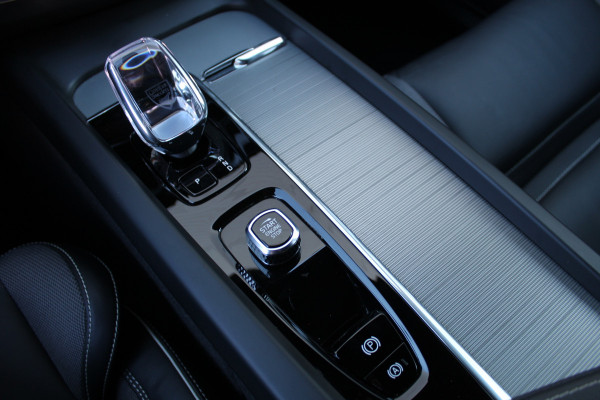 Volvo XC60 2.0 T8 Plug-in hybrid AWD Ultra Black Edition | Head-up | B&W | Luchtvering | 360 Camera | Panoramadak