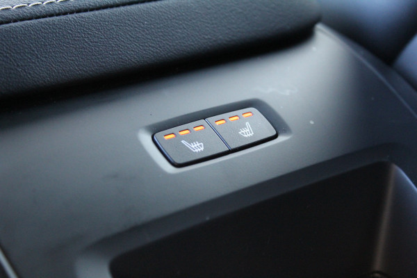 Volvo XC60 2.0 T8 Plug-in hybrid AWD Ultra Black Edition | Head-up | B&W | Luchtvering | 360 Camera | Panoramadak