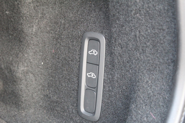 Volvo XC60 2.0 T8 Plug-in hybrid AWD Ultra Black Edition | Head-up | B&W | Luchtvering | 360 Camera | Panoramadak