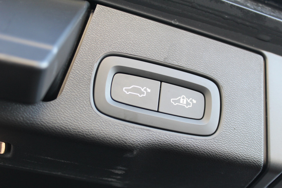 Volvo XC60 2.0 T8 Plug-in hybrid AWD Ultra Black Edition | Head-up | B&W | Luchtvering | 360 Camera | Panoramadak