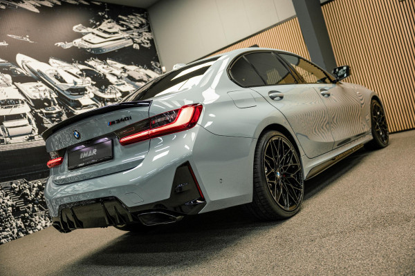 BMW 3-serie M340i xDrive | M-Performance Pack | M-stoelen | Head-Up | Carbon inleg | 20'' velgen | Sportstuur |