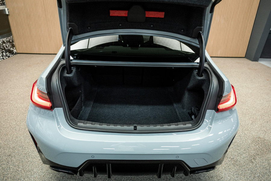 BMW 3-serie M340i xDrive | M-Performance Pack | M-stoelen | Head-Up | Carbon inleg | 20'' velgen | Sportstuur |