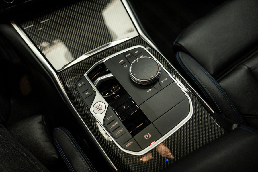 BMW 3-serie M340i xDrive | M-Performance Pack | M-stoelen | Head-Up | Carbon inleg | 20'' velgen | Sportstuur |