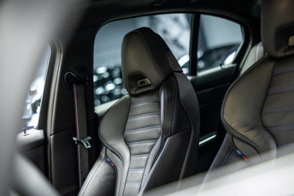 BMW 3-serie M340i xDrive | M-Performance Pack | M-stoelen | Head-Up | Carbon inleg | 20'' velgen | Sportstuur |