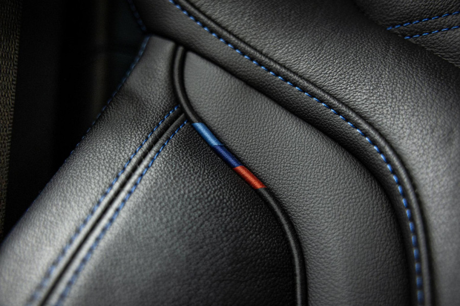 BMW 3-serie M340i xDrive | M-Performance Pack | M-stoelen | Head-Up | Carbon inleg | 20'' velgen | Sportstuur |