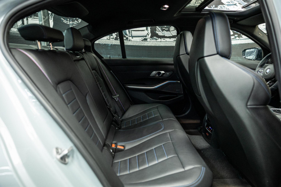 BMW 3-serie M340i xDrive | M-Performance Pack | M-stoelen | Head-Up | Carbon inleg | 20'' velgen | Sportstuur |