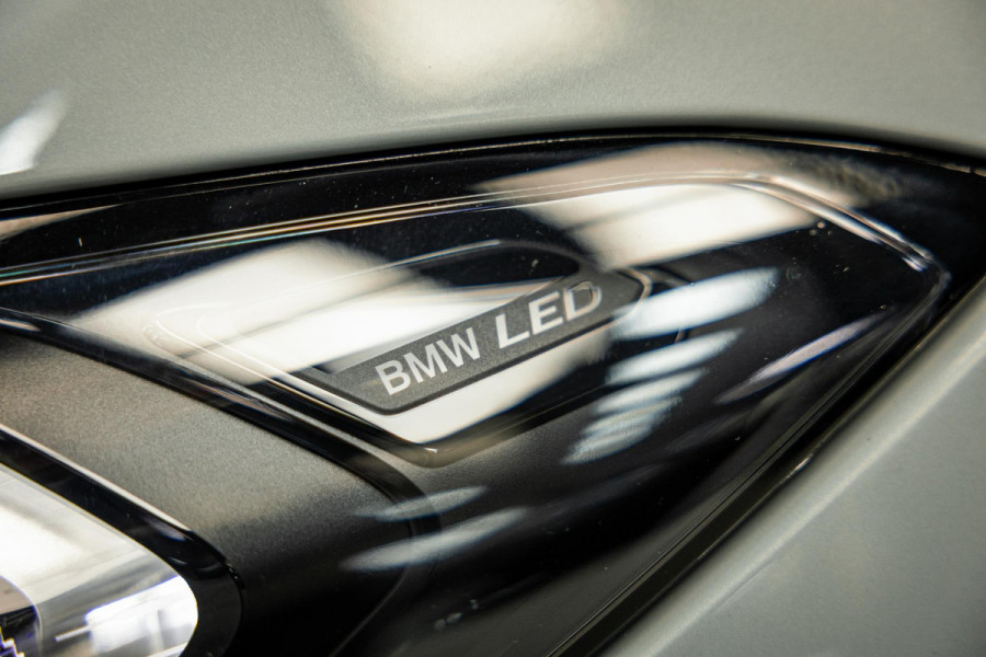 BMW 3-serie M340i xDrive | M-Performance Pack | M-stoelen | Head-Up | Carbon inleg | 20'' velgen | Sportstuur |