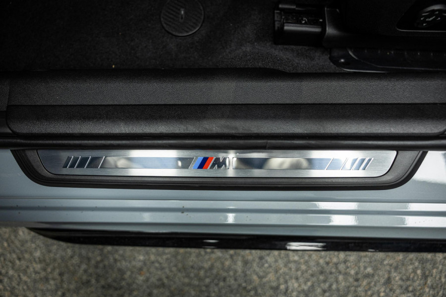 BMW 3-serie M340i xDrive | M-Performance Pack | M-stoelen | Head-Up | Carbon inleg | 20'' velgen | Sportstuur |