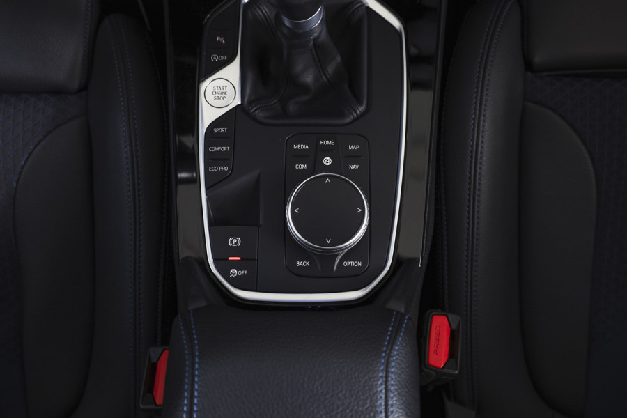 BMW 1-serie 118i 140 PK High Executive M Sport | Dig. Cockpit | Cruise | PDC | ECC | NAV + App. Connect | ECC | DAB | LM 18" |