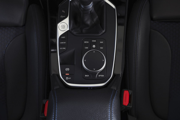 BMW 1-serie 118i 140 PK High Executive M Sport | Dig. Cockpit | Cruise | PDC | ECC | NAV + App. Connect | ECC | DAB | LM 18" |