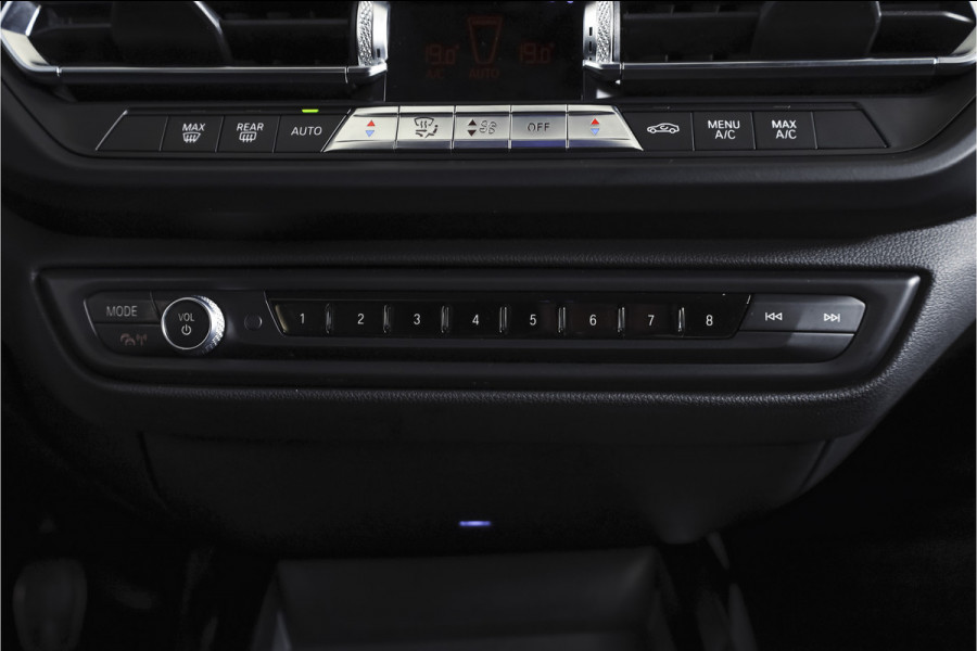 BMW 1-serie 118i 140 PK High Executive M Sport | Dig. Cockpit | Cruise | PDC | ECC | NAV + App. Connect | ECC | DAB | LM 18" |