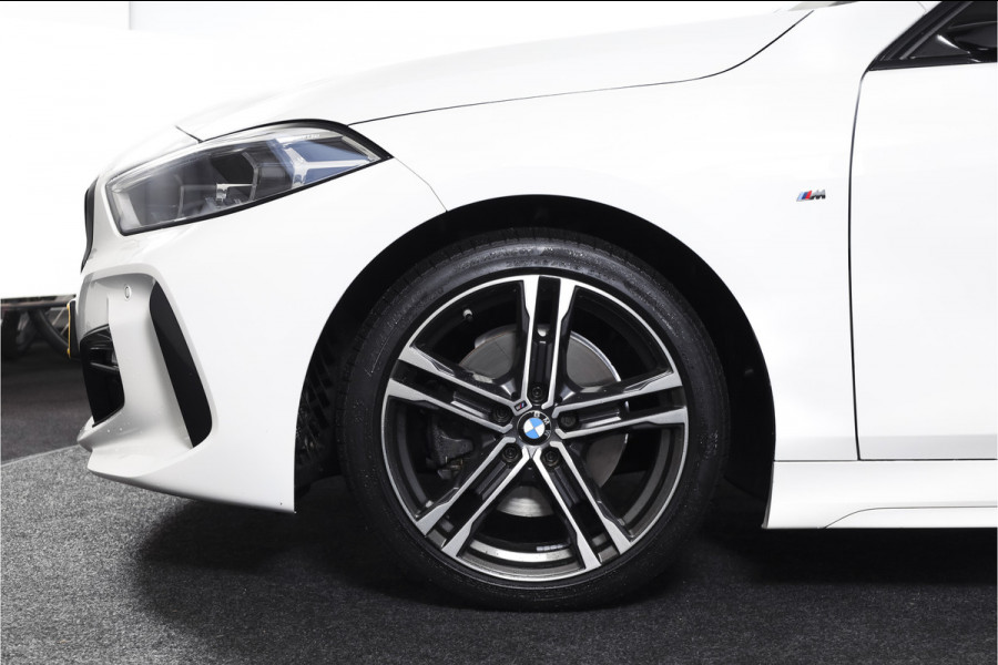 BMW 1-serie 118i 140 PK High Executive M Sport | Dig. Cockpit | Cruise | PDC | ECC | NAV + App. Connect | ECC | DAB | LM 18" |