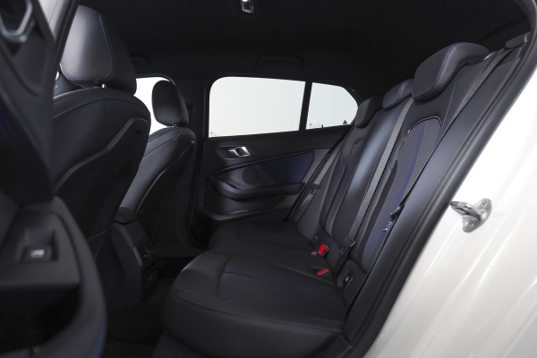 BMW 1-serie 118i 140 PK High Executive M Sport | Dig. Cockpit | Cruise | PDC | ECC | NAV + App. Connect | ECC | DAB | LM 18" |