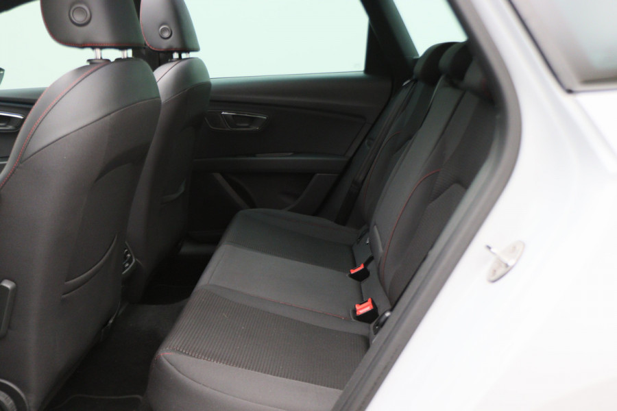 Seat Leon ST 1.5 TSI FR Ultimate Edition Panoramadak, Virtual Cockpit, Trekhaak, Keyless, Beats Audio, Camera, 18"
