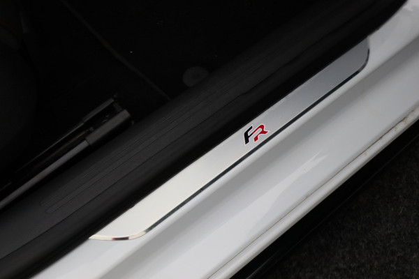 Seat Leon ST 1.5 TSI FR Ultimate Edition Panoramadak, Virtual Cockpit, Trekhaak, Keyless, Beats Audio, Camera, 18"
