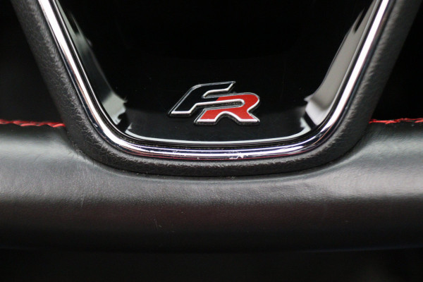 Seat Leon ST 1.5 TSI FR Ultimate Edition Panoramadak, Virtual Cockpit, Trekhaak, Keyless, Beats Audio, Camera, 18"