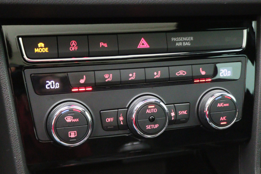 Seat Leon ST 1.5 TSI FR Ultimate Edition Panoramadak, Virtual Cockpit, Trekhaak, Keyless, Beats Audio, Camera, 18"