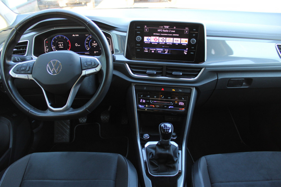 Volkswagen T-Roc 1.5 TSI Style | Adaptieve cruise | Camera | Elek. achterklep | Stoelverwarming