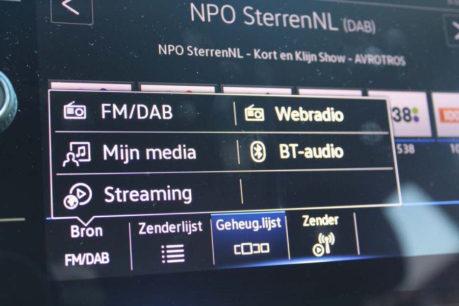 Volkswagen T-Roc 1.5 TSI Style | Adaptieve cruise | Camera | Elek. achterklep | Stoelverwarming