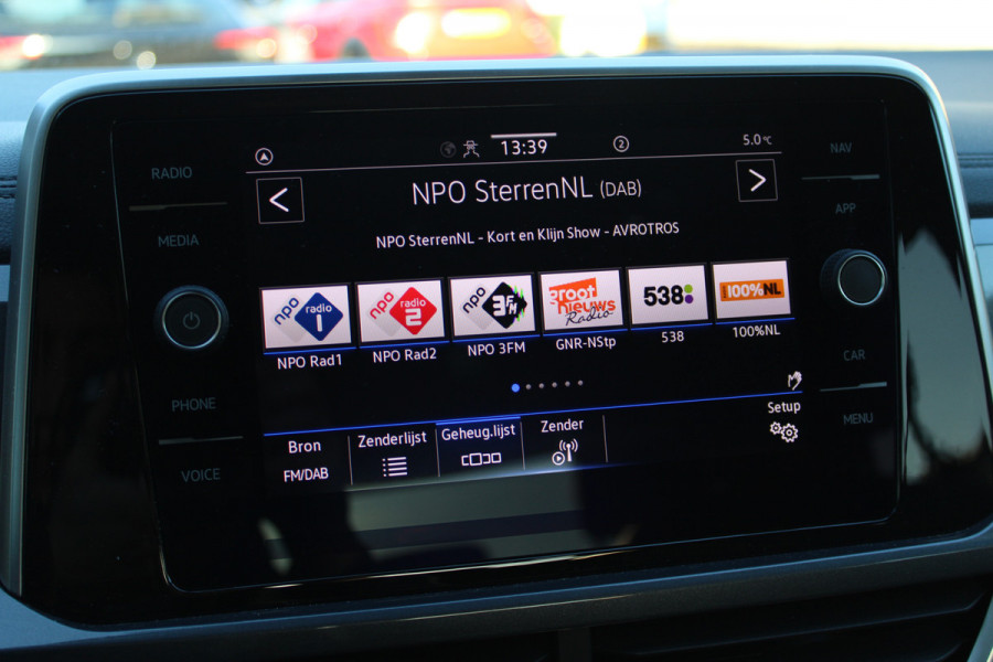 Volkswagen T-Roc 1.5 TSI Style | Adaptieve cruise | Camera | Elek. achterklep | Stoelverwarming