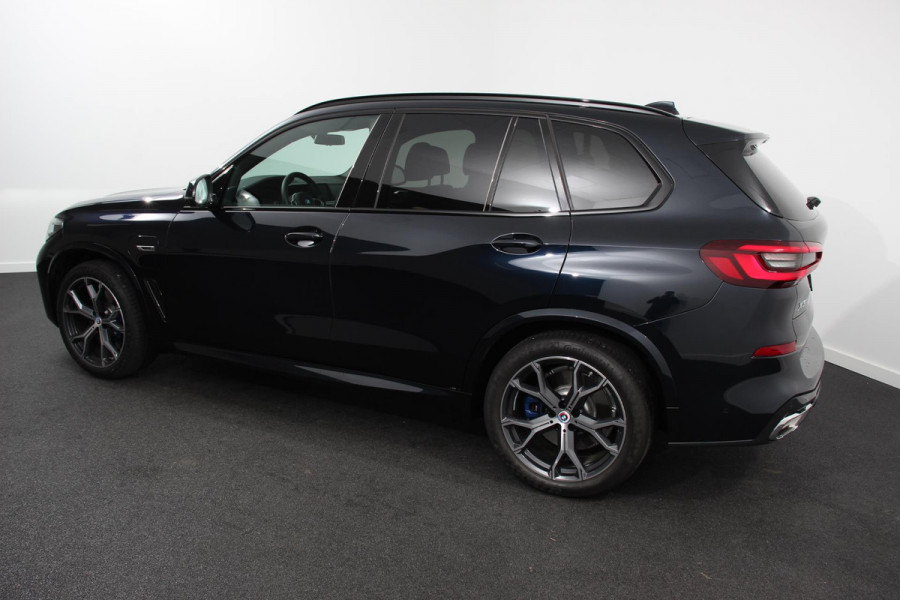 BMW X5 xDrive45e 394pk High Executive M-Sport PHEV 6 cilinder Panoramisch schuif-kantel dak Harman Kardon Head up display Lederen bekleding Electrische verstelling comfort stoelen