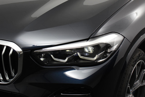 BMW X5 xDrive45e 394pk High Executive M-Sport PHEV 6 cilinder Panoramisch schuif-kantel dak Harman Kardon Head up display Lederen bekleding Electrische verstelling comfort stoelen