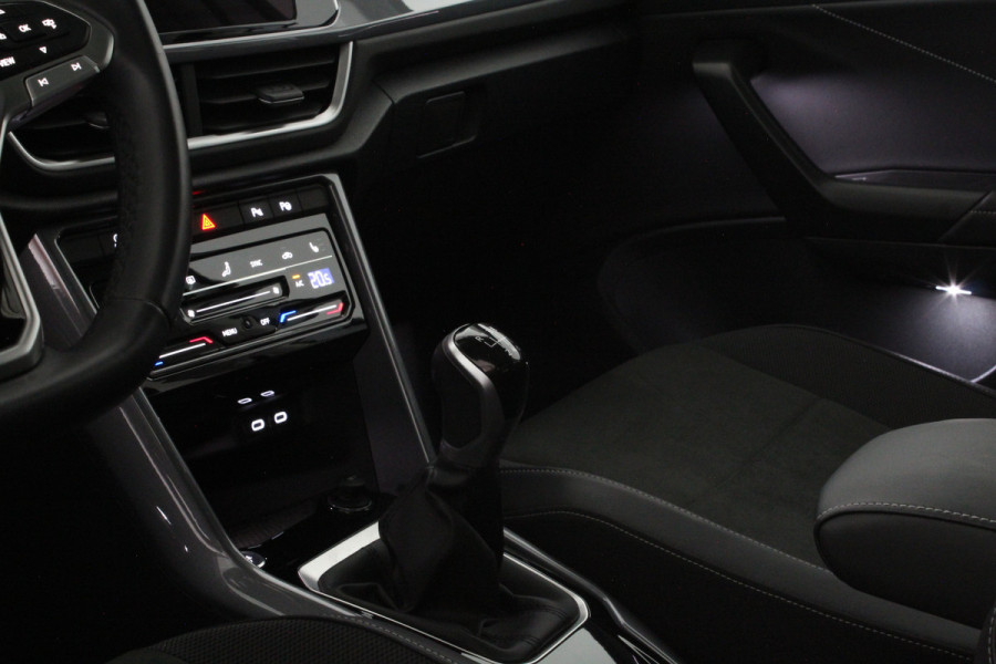 Volkswagen T-Roc 1.0 TSI Style > 116pk/Pano.schuifdak/Camera/Stoelverwarming/IQ.Led/Pyrite Silver