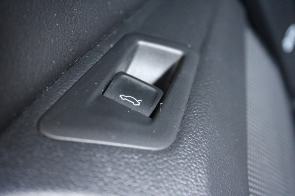 Volkswagen T-Roc 1.5 TSI Style | Adaptieve cruise | Camera | Elek. achterklep | Stoelverwarming