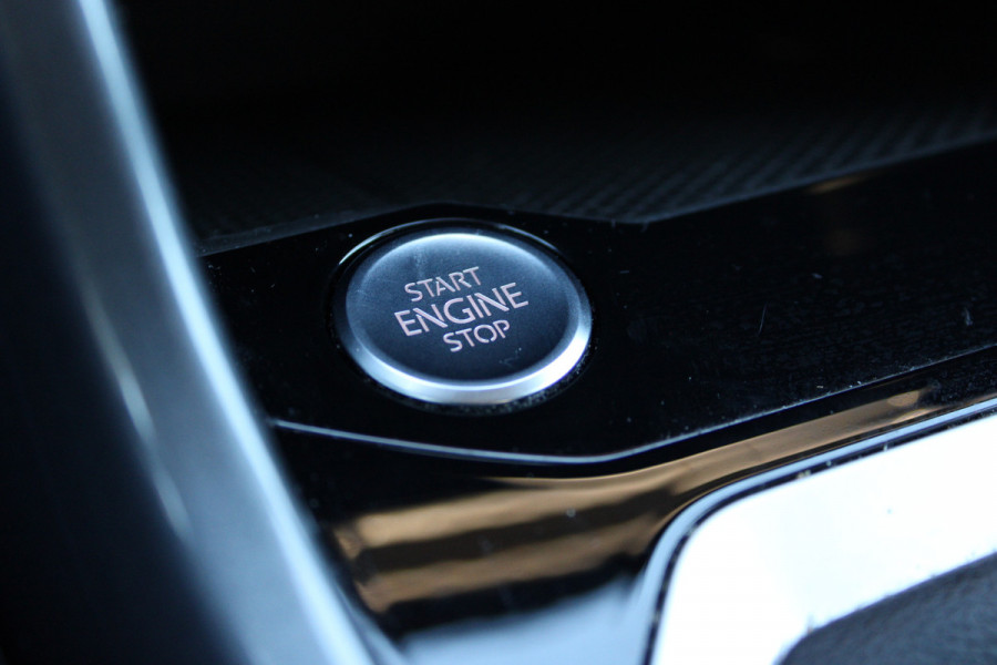 Volkswagen T-Roc 1.5 TSI Style | Adaptieve cruise | Camera | Elek. achterklep | Stoelverwarming
