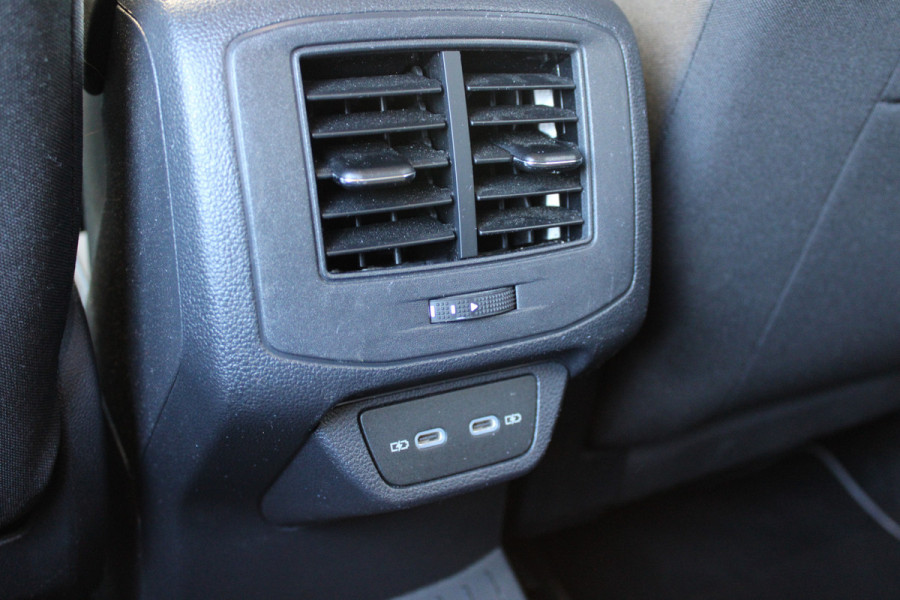 Volkswagen T-Roc 1.5 TSI Style | Adaptieve cruise | Camera | Elek. achterklep | Stoelverwarming