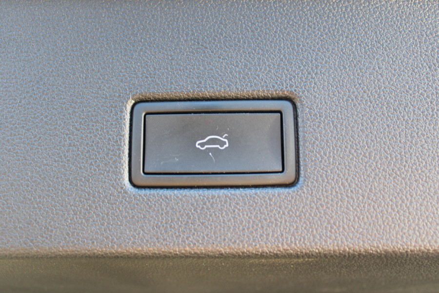 Volkswagen T-Roc 1.5 TSI Style | Adaptieve cruise | Camera | Elek. achterklep | Stoelverwarming