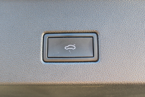 Volkswagen T-Roc 1.5 TSI Style | Adaptieve cruise | Camera | Elek. achterklep | Stoelverwarming