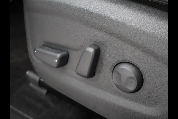 Hyundai Kona EV PREMIUM SKY 64 KWH + SCHUIFDAK | LEDER | STOELVENTILATIE | STUURVERW. | STOELVERW.