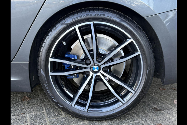 BMW 3-serie 320i High Executive M Sport Automaat /  19 Inch / Head-Up display / Active Cruise control / HiFi / Shadow Line