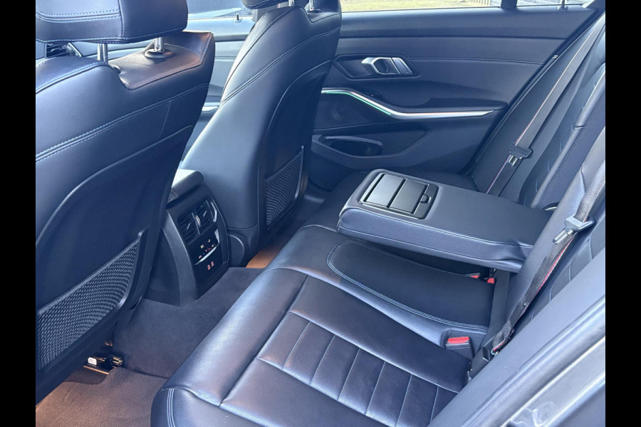 BMW 3-serie 320i High Executive M Sport Automaat /  19 Inch / Head-Up display / Active Cruise control / HiFi / Shadow Line