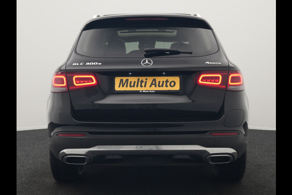 Mercedes-Benz GLC 300e 4MATIC Premium Plug In Hybrid 320pk Dealer O.H. PHEV | Trekhaak Af Fabriek | Panodak | Camera | Lederen Sportstoelen Verwarmd | Sfeerverlichting | Apple Carplay | Sidesteps | Navigatie | DAB |