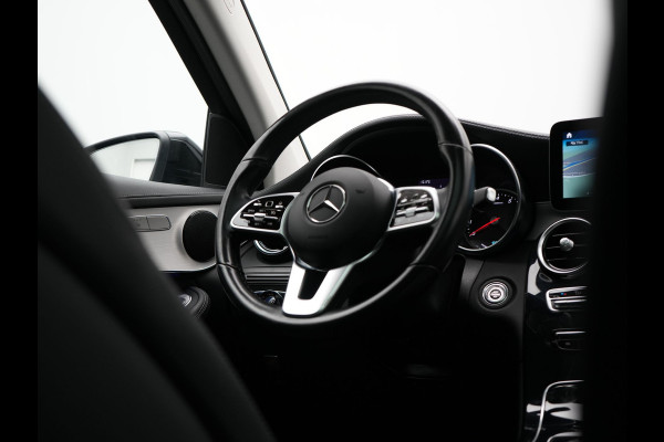 Mercedes-Benz GLC 300e 4MATIC Premium Plug In Hybrid 320pk Dealer O.H. PHEV | Trekhaak Af Fabriek | Panodak | Camera | Lederen Sportstoelen Verwarmd | Sfeerverlichting | Apple Carplay | Sidesteps | Navigatie | DAB |