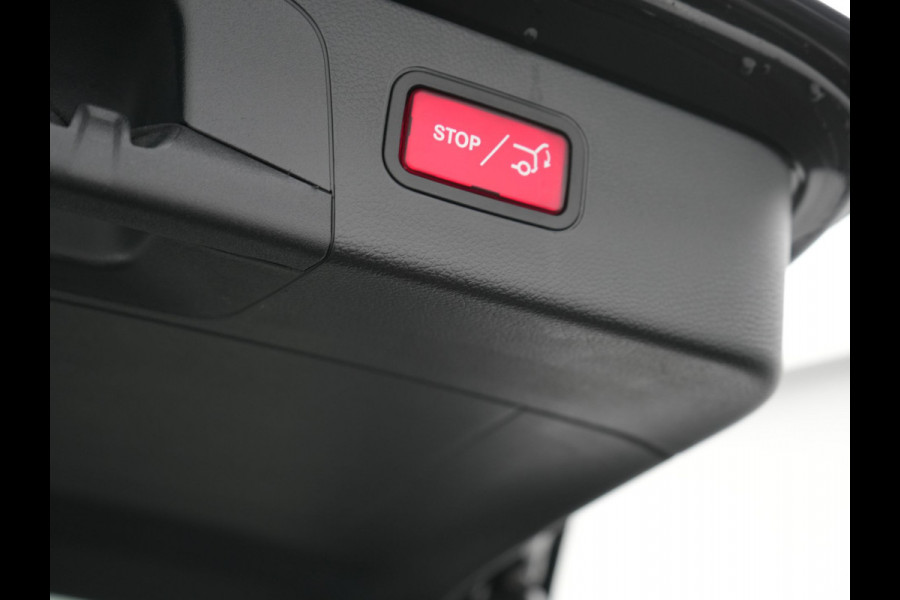 Mercedes-Benz GLC 300e 4MATIC Premium Plug In Hybrid 320pk Dealer O.H. PHEV | Trekhaak Af Fabriek | Panodak | Camera | Lederen Sportstoelen Verwarmd | Sfeerverlichting | Apple Carplay | Sidesteps | Navigatie | DAB |