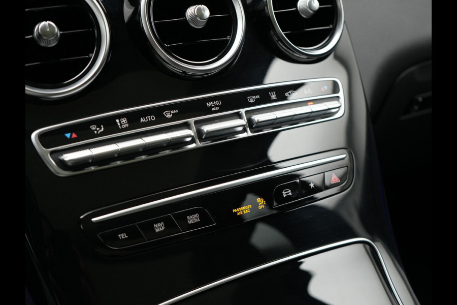 Mercedes-Benz GLC 300e 4MATIC Premium Plug In Hybrid 320pk Dealer O.H. PHEV | Trekhaak Af Fabriek | Panodak | Camera | Lederen Sportstoelen Verwarmd | Sfeerverlichting | Apple Carplay | Sidesteps | Navigatie | DAB |