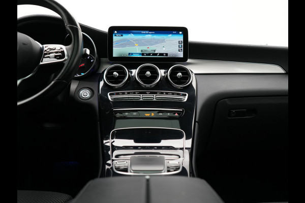 Mercedes-Benz GLC 300e 4MATIC Premium Plug In Hybrid 320pk Dealer O.H. PHEV | Trekhaak Af Fabriek | Panodak | Camera | Lederen Sportstoelen Verwarmd | Sfeerverlichting | Apple Carplay | Sidesteps | Navigatie | DAB |