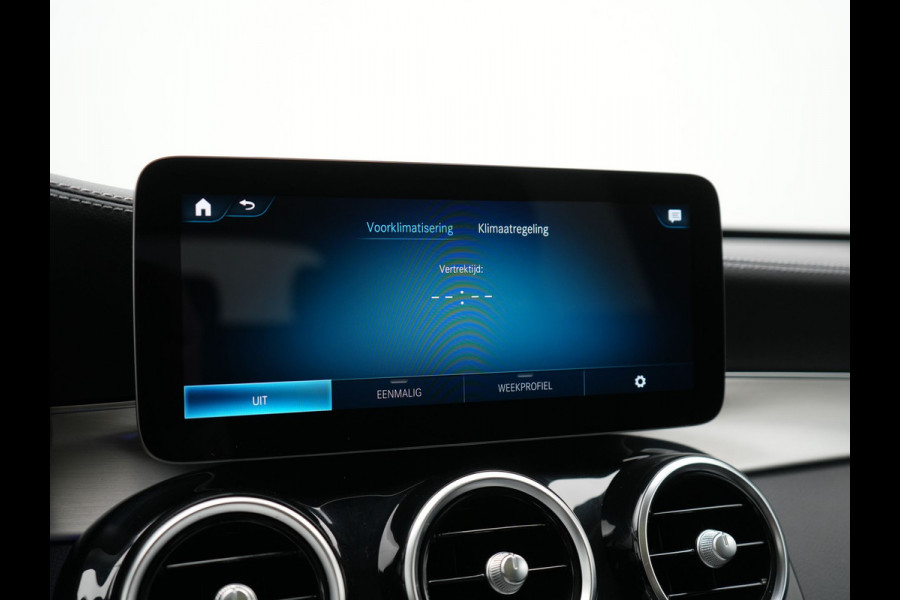 Mercedes-Benz GLC 300e 4MATIC Premium Plug In Hybrid 320pk Dealer O.H. PHEV | Trekhaak Af Fabriek | Panodak | Camera | Lederen Sportstoelen Verwarmd | Sfeerverlichting | Apple Carplay | Sidesteps | Navigatie | DAB |