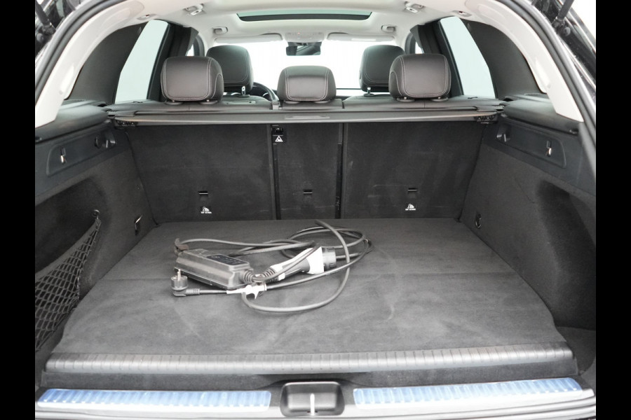 Mercedes-Benz GLC 300e 4MATIC Premium Plug In Hybrid 320pk Dealer O.H. PHEV | Trekhaak Af Fabriek | Panodak | Camera | Lederen Sportstoelen Verwarmd | Sfeerverlichting | Apple Carplay | Sidesteps | Navigatie | DAB |