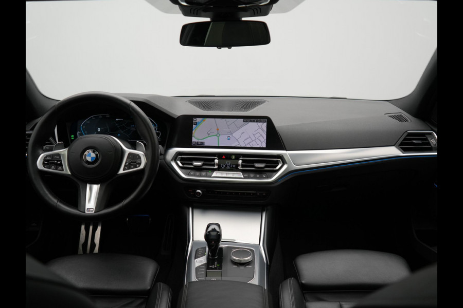 BMW 3 Serie Touring 330e M Sport Plug In Hybrid 293pk Dealer O.H. PHEV | Trekhaak Af Fabriek | Panodak | Head Up | Adaptive Cruise | 360 Camera | Laser LED | Lederen Sportstoelen Memory & Verwarmd | Apple Carplay | Sfeerverlichting | 19"L.M |